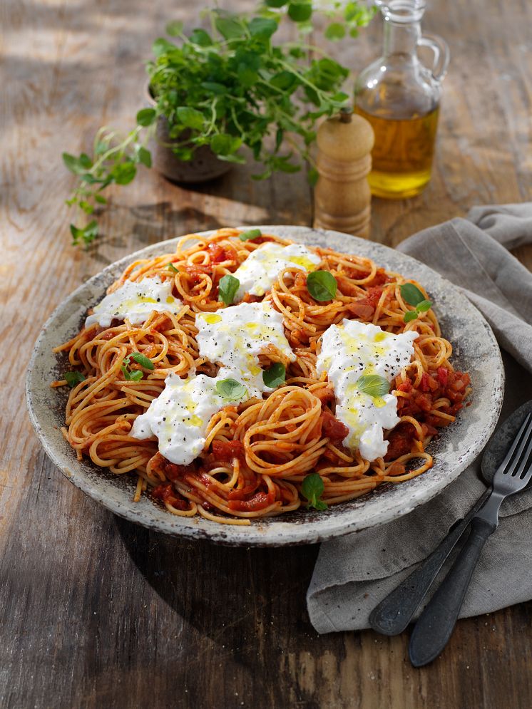 Spaghetti med tomatsas ochstracciatella.webp