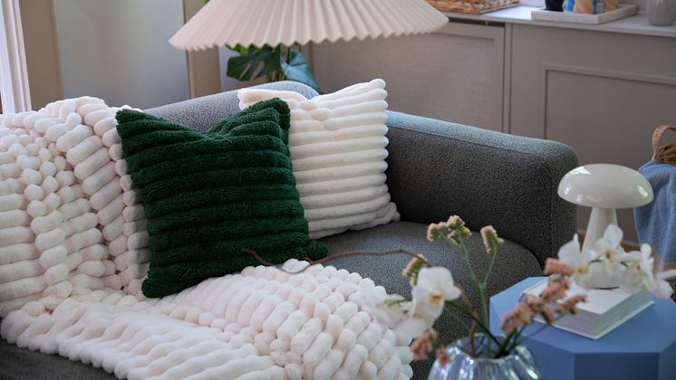 Lagerhaus AUG 2024 KYOTO Puffig kuddfodral kudde plaÌd filt vaÌga taklampa lampskaÌrm_1.jpg