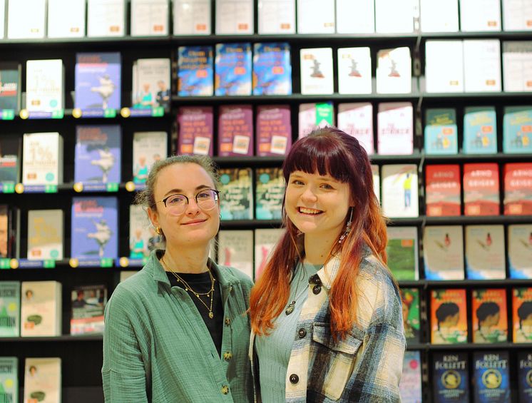 Filialleiterin Michelle Hübler (links) mit Kollegin Laura Innerwinkler