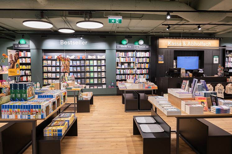 Bücherregale mit Bestsellern und Kassenbereich in der Thalia Buchhandlung Zentrum Simmering.