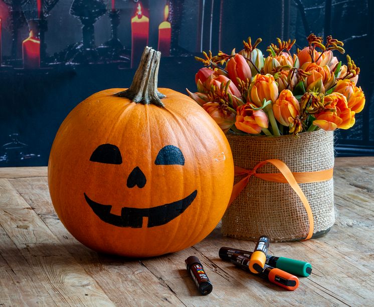 Tulpaner och pumpa till halloween