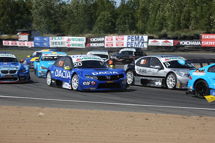 Det var trångt och besvärligt i starten i det första heatet för Mattias Andersson. Foto: Racefoto