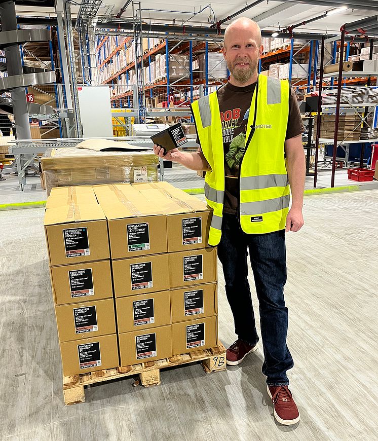 Produktsjef Andreas Nilsson med den første leveransen skruer til Moteks hovedlager i Oslo.