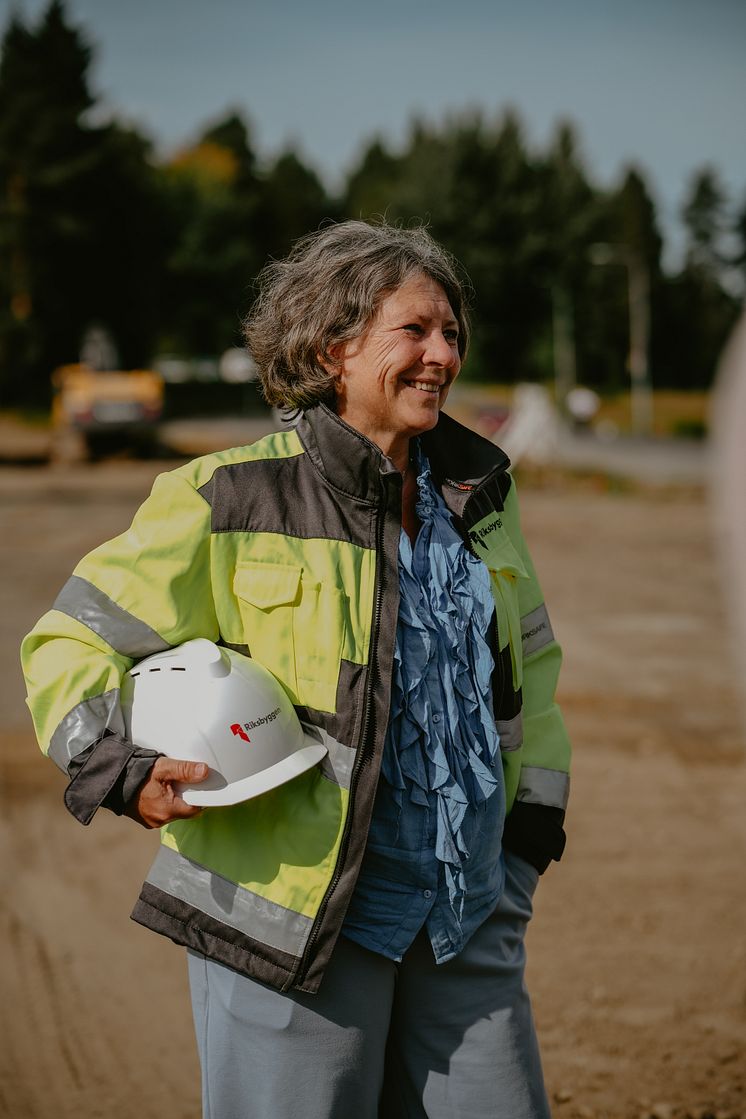 Ulrika Nyström på Riksbyggen vid spadtag för Hjortrongränd.jpg