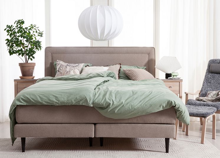 Elegans kontinental 180 bm ben mörkbrun ek gavel slät ram scala beige miljö 2024.jpg