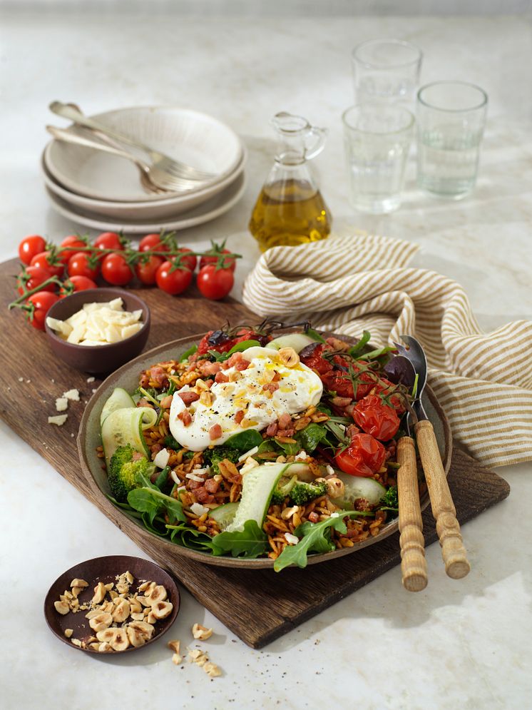 Sallad med risoni burrata och rostade hasselnötter.jpg