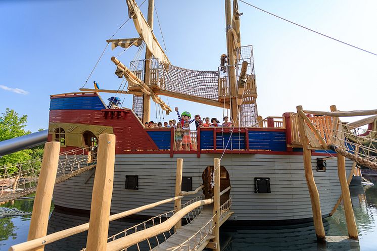 Neues Piratenschiff mit Kindern und Pirat Rico