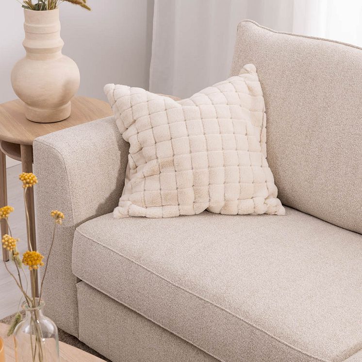 Lindö soffa med öppet avslut tyg Elsa beige 02 ben ek detalj 2025 14.jpg
