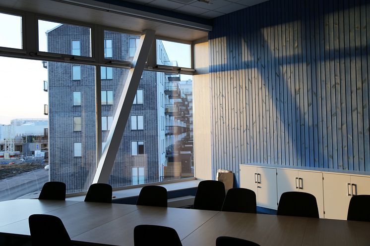 Träpanel i olika färger finns i de många olika rummen 
