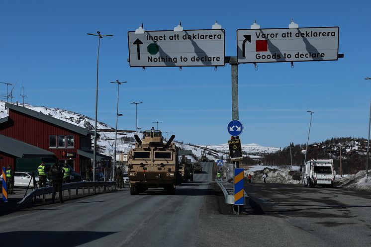 Amerikanska marinkåren passerar gränsen till Sverige.