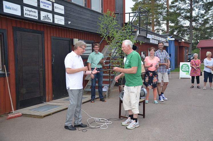 Göran Vestlund tar emot vindpeng