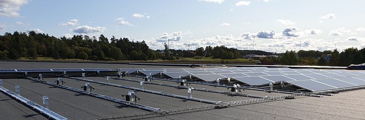 På tredje våningen samsas parkeringsplats för bilar med solpaneler.