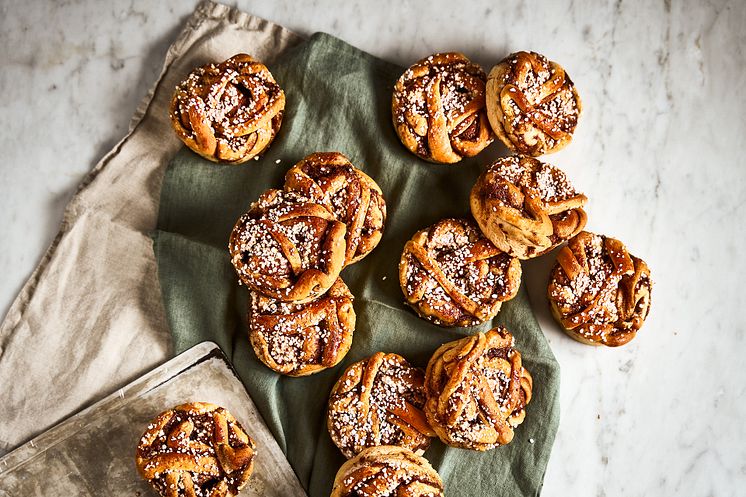 LOWRES_CINNAMON_BUNS.jpg