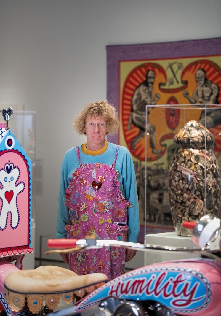 Grayson Perry - Innafor og utafor - Portrett Foto  Nasjonalmuseet