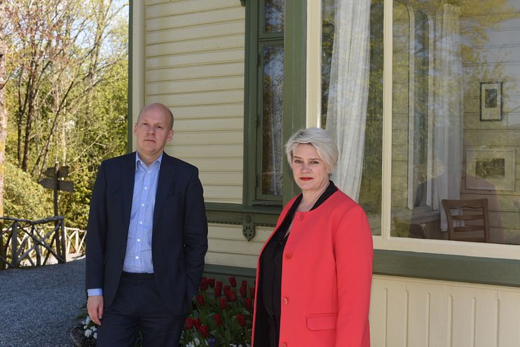 KODEs direktør Petter Snare og styreleder Marte Mjøs Persen foran Edvard Griegs villa på Troldhaugen.