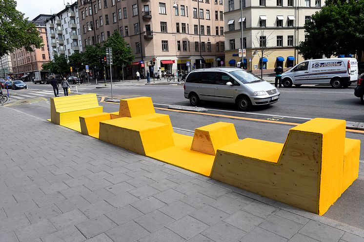Trafikborgarråd Ulla Hamilton inviger möblering och åtgärder för bättere framkomlighet på Götgatan (Foto: Sven Lindwall)