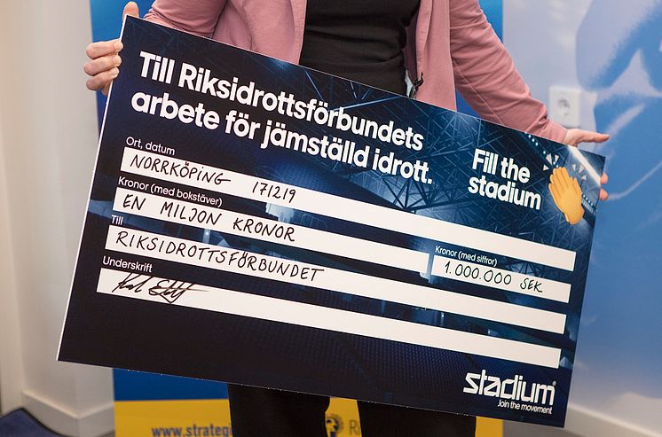 1 miljon kronor skänktes från Stadium till RF