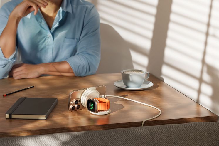 SATECHI_Qi_3in1 Lifestyle 6000x4000 7 1.jpg