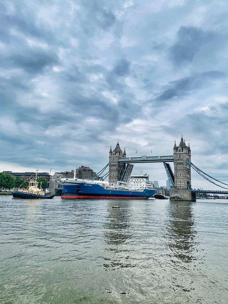 Fure Vinga passing Tower Bridge