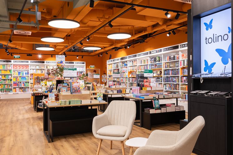 Moderne Thalia Buchhandlung im Zentrum Simmering mit großzügigen Buchregalen, Spielen und gemütlichen Lesestühlen.