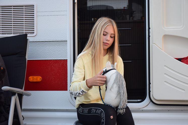 Emma med häst vid husvagnen