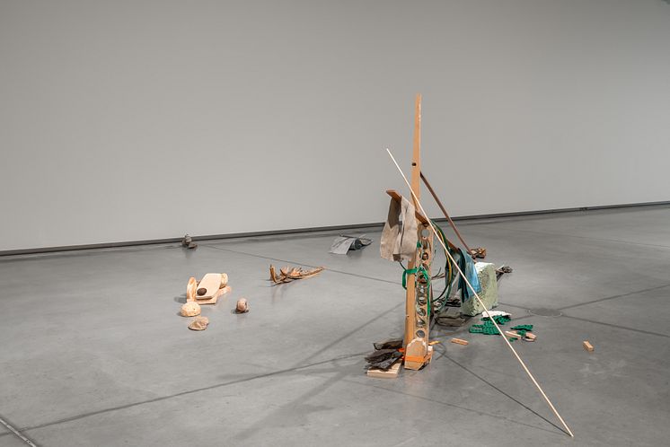 Installation view Silje Figenschou Thoresen, «Et stille og beskyttet farvand, de overliggende lag gik uforstyrret hen over den», Astrup Fearnley Museet 2024. Photo: Christian Øen.