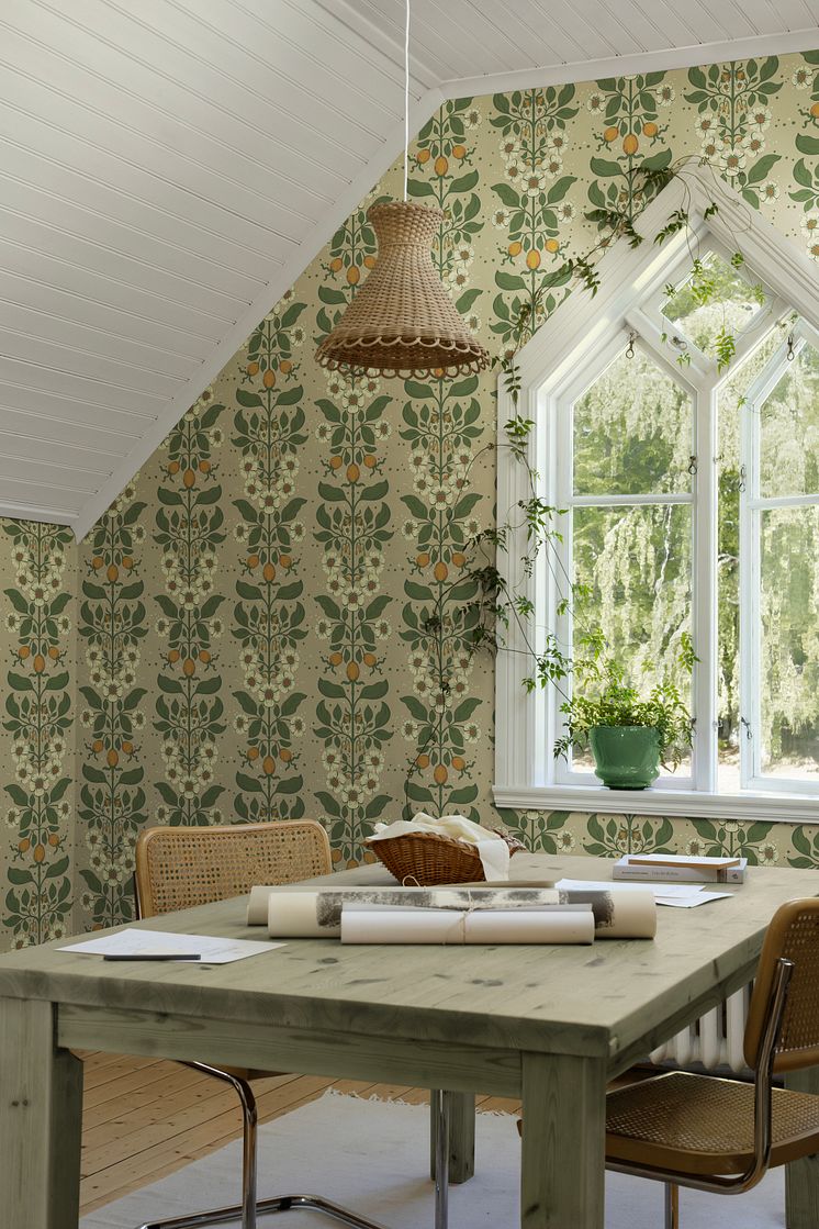 Beige tapet med rosor och nypon i kreativt arbetsrum.