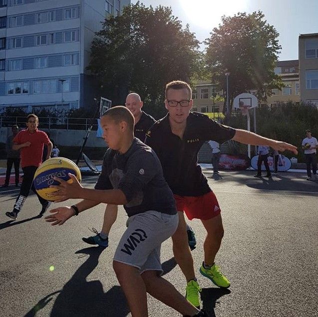 Bonnier Hoops 2019 Daniel Johansson polis spelar med ungdomarna Foto Bonnier Hoops (2)