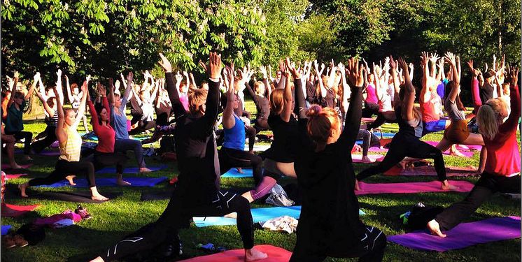 Träna ute med dina vänner i sommar – många utomhusyogaklasser är gratis!