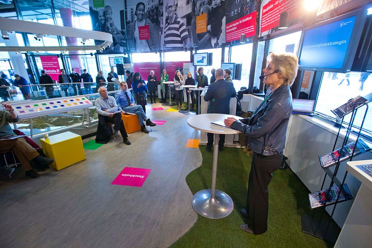 Ulla Hamilton (M) talar om Stockholm stads framkomlighetsstrategi och en attraktiv stad. (Foto Lennart Johansson, Stockholms stad.)