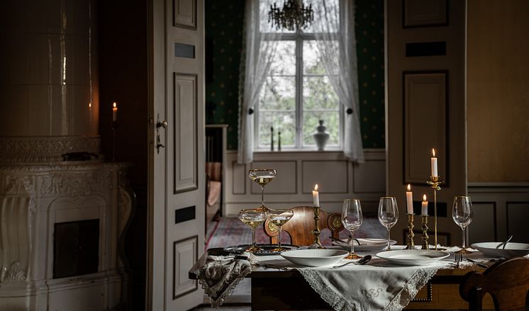Fyrklövern Nordic Dawn Glimt dukning