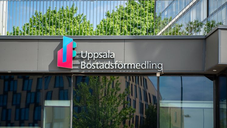 Uppsala Bostadsförmedling - fasadlogo närbild.jpg