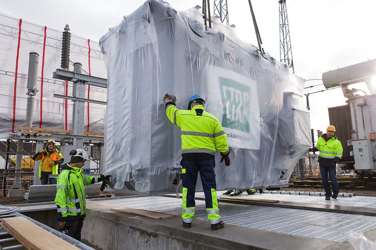 Elnätet moderniseras i Ängelholm; transformatorlyft 3