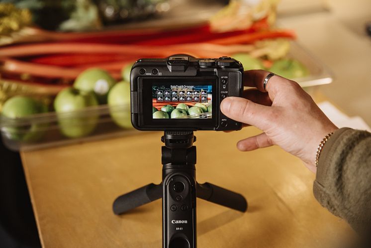 Canon EOS R50V_Lifestyle_Rick_Choosing_Colour Profiles_621572.jpg
