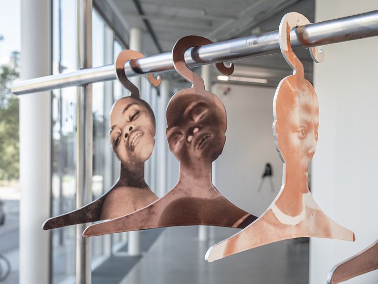 Frida Orupabo, installationsvy On Lies, Secrets and Silence, Bonniers Konsthall, 2024.