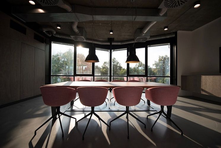 20210310-Image-Workspace-MeetingRoom-High-800x534.jpg