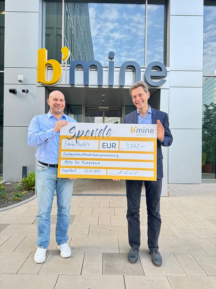Übergabe des Spendenschecks vor dem b'mine Frankfurt