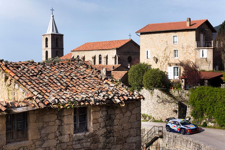Hyundai Motorsport på pallen i Tour de Corse.