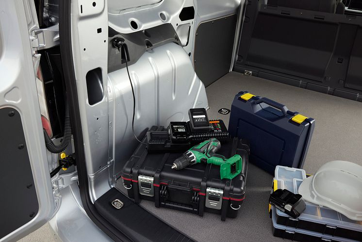TRANSIT_CONNECT_PHEV_SWB_LOADING_01.jpg