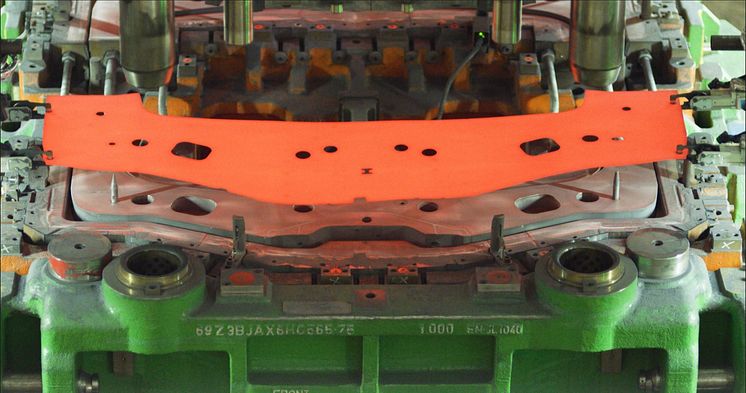 Vollautomatisierte Heißverformung im Ford-Werk in Saarlouis