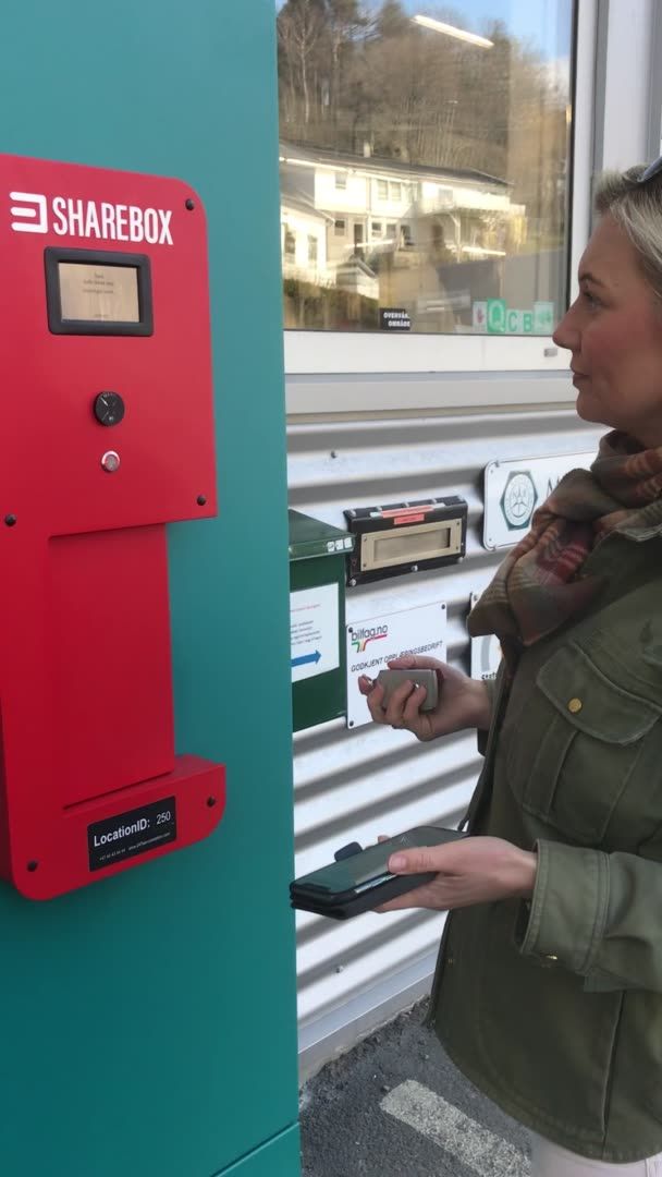 Eline demonstrerer innlevering av nøkkel 