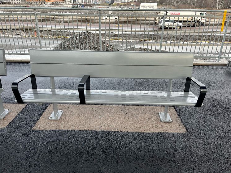 Almabänk med tre resningshandtag, Barkarby stn.jpg