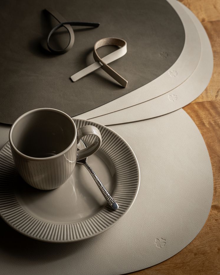 Fyrklövern Dine bordbrikke Oyster White