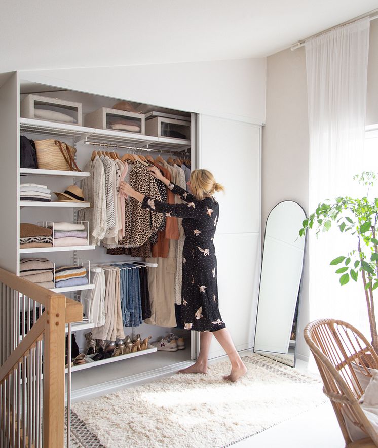 Elfa_Clothing_Interior_Click_in_system_Decor_Slidingdoor_Forma_2022_04_2