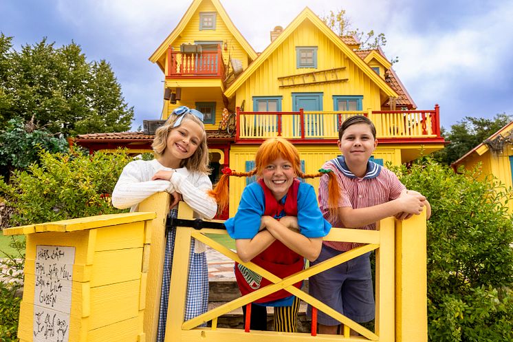 Pippi Långstrump framför Villa Villekulla