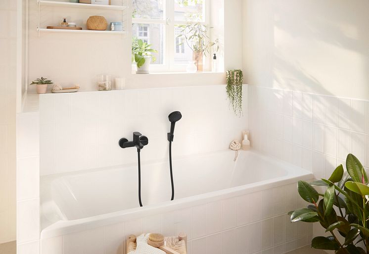 hansgrohe Rebris S i mat sort ved badekar