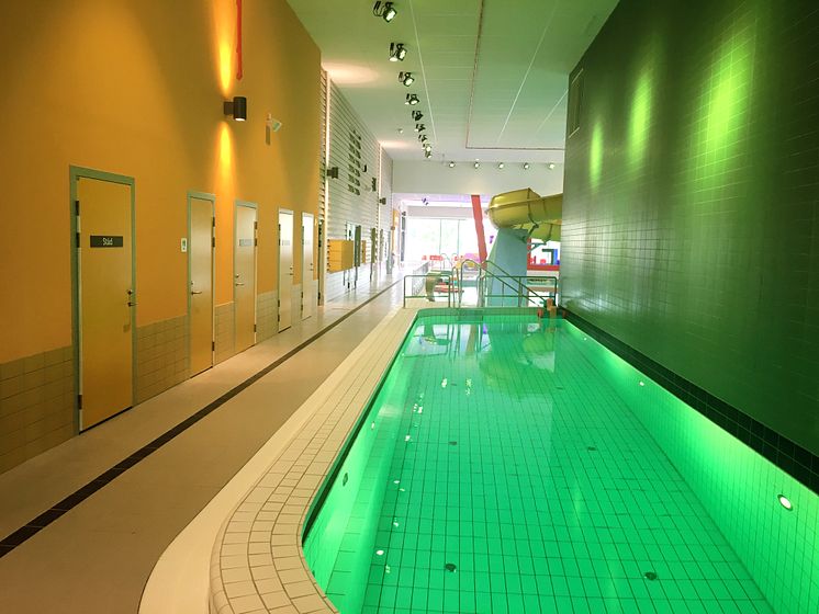 Munktellbadet, bassäng med skiftande RGB ljus