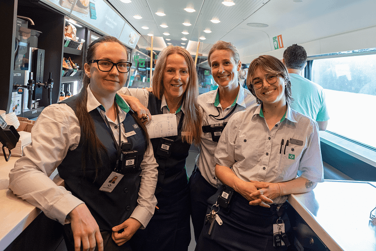 Tågvärdarna Emelie, Kristina, Elin och Karin i bistron-2-large.png