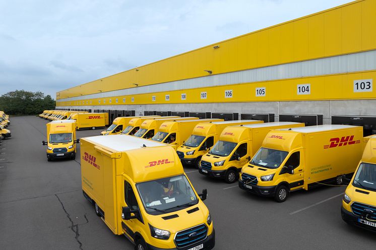 Bis Ende 2025 liefert Ford Pro 2.400 vollelektrische Ford E-Transit und E-Transit Custom an die Deutsche Post und DHL.