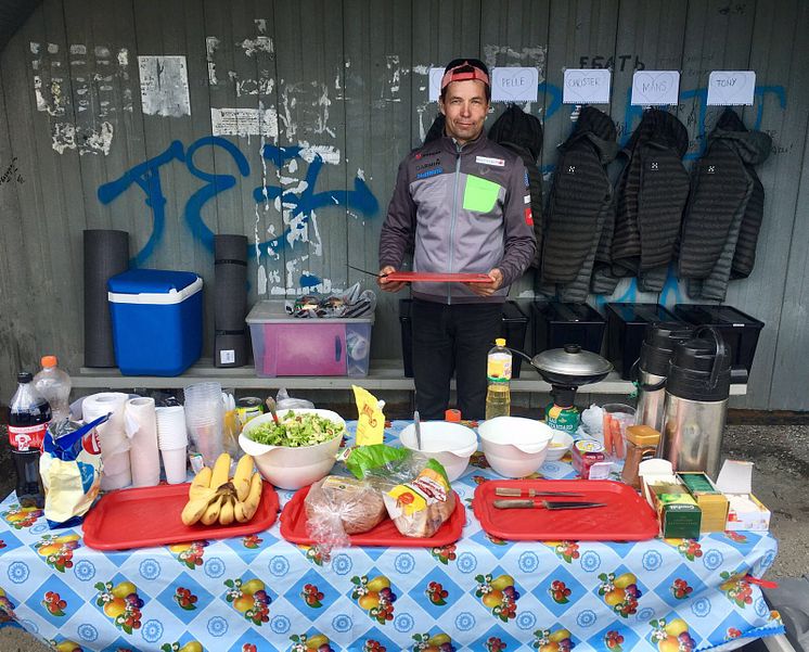 "riggad lunchresturang " av teamet kring Fastest X Europe under etapp 3